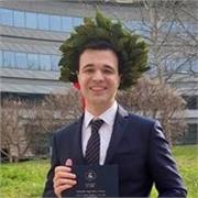 Neolaureato in giurisprudenza impartisce lezioni di diritto per studenti di istituti tecnici, licei e istituti professionali